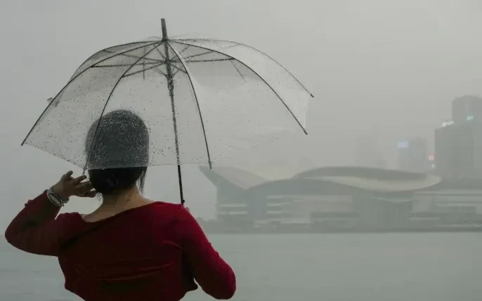 Mưa lớn, không khí lạnh tràn qua miền Nam Trung Quốc Mưa lớn, không khí lạnh tràn qua miền Nam Trung Quốc