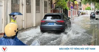 Mưa lớn ở Trung Quốc: Hơn 26 vạn học sinh nghỉ học, nhiều tuyến phà dừng hoạt động