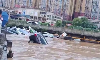 Mưa lũ cuốn trôi cầu, nhấn chìm ôtô ở Trung Quốc