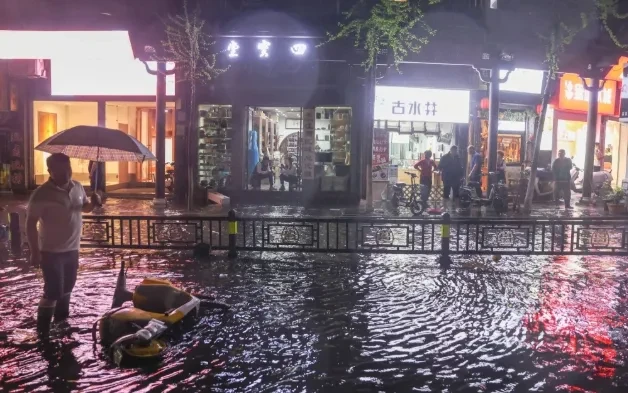 Mưa lũ nghiêm trọng ở miền Nam Trung Quốc, gần 40.000 người phải sơ tán Mưa lũ nghiêm trọng ở miền Nam Trung Quốc, gần 40.000 người phải sơ tán