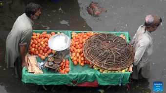 Mưa lũ tàn phá Afghanistan và Pakistan