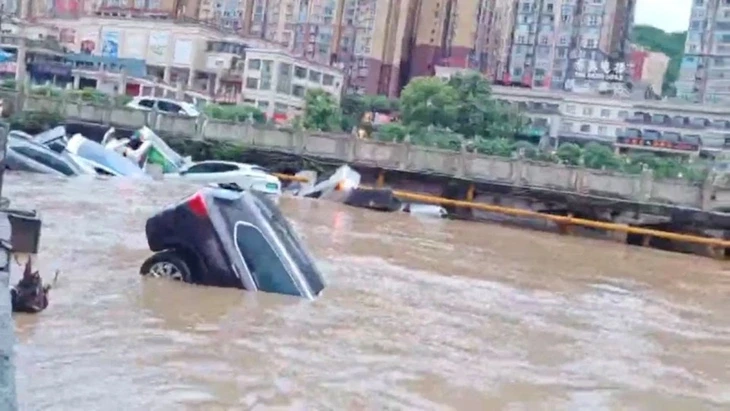 Mưa xối xả gây lũ lớn ở Trung Quốc, 18 người thiệt mạng, giao thông tê liệt diện rộng Mưa xối xả gây lũ lớn ở Trung Quốc, 18 người thiệt mạng, giao thông tê liệt diện rộng