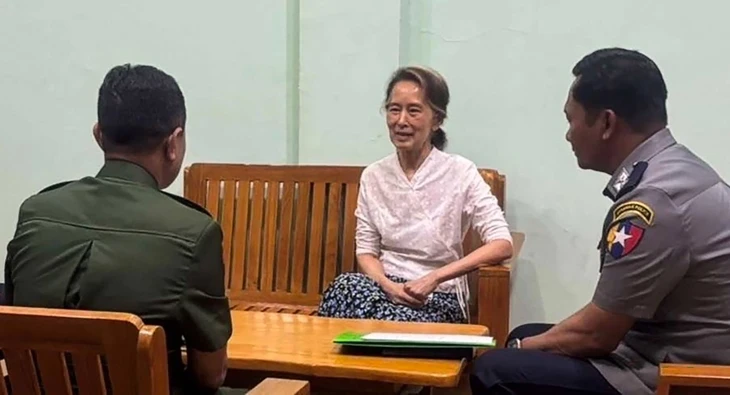 Myanmar công bố hình ảnh bà Aung San Suu Kyi rời nhà tù sang quản thúc tại gia Myanmar công bố hình ảnh bà Aung San Suu Kyi rời nhà tù sang quản thúc tại gia