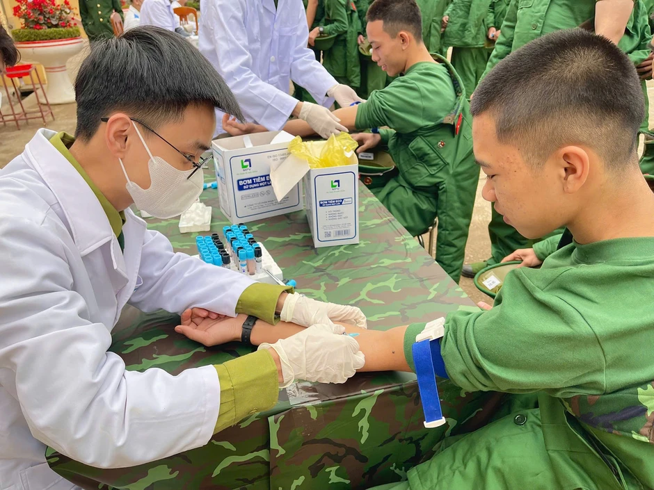Nam sinh tốt nghiệp loại giỏi Học viện Quân y được phong hàm Thượng úy Nam sinh tốt nghiệp loại giỏi Học viện Quân y được phong hàm Thượng úy