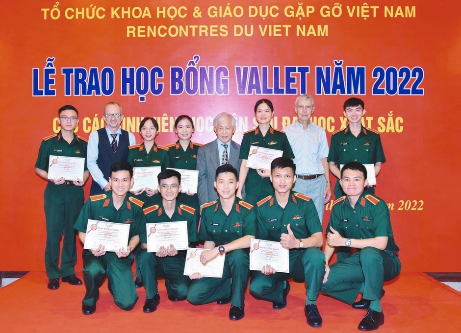 Nam sinh tốt nghiệp loại giỏi Học viện Quân y được phong hàm Thượng úy Nam sinh tốt nghiệp loại giỏi Học viện Quân y được phong hàm Thượng úy