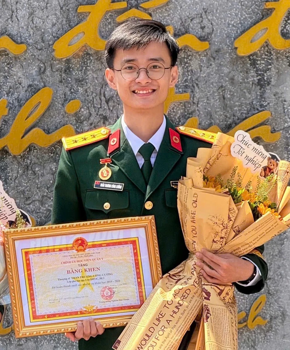 Nam sinh tốt nghiệp loại giỏi Học viện Quân y được phong hàm Thượng úy Nam sinh tốt nghiệp loại giỏi Học viện Quân y được phong hàm Thượng úy