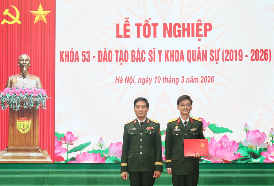 Nam sinh tốt nghiệp loại giỏi Học viện Quân y được phong hàm Thượng úy Nam sinh tốt nghiệp loại giỏi Học viện Quân y được phong hàm Thượng úy