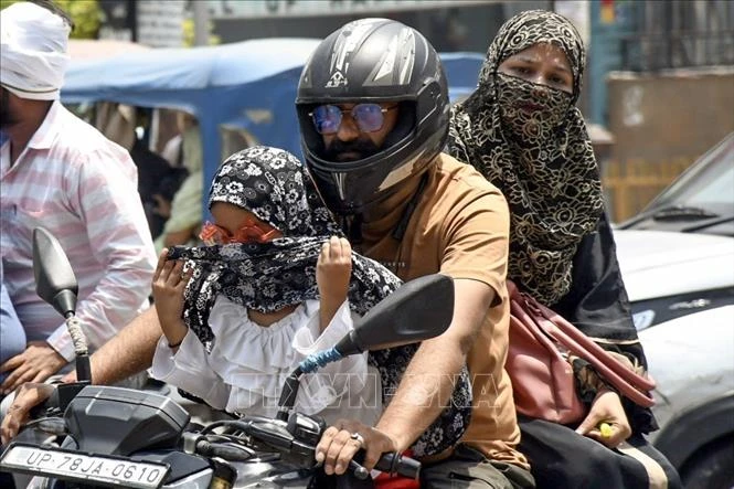 Nắng nóng cực đoan 'rút cạn' sức khỏe và túi tiền của người lao động nghèo châu Á Nắng nóng cực đoan 'rút cạn' sức khỏe và túi tiền của người lao động nghèo châu Á