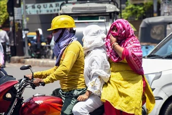 Nắng nóng cực đoan 'rút cạn' sức khỏe và túi tiền của người lao động nghèo châu Á