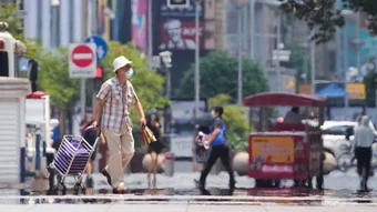 Nắng nóng trên 40 độ C ở Trung Quốc, người dân tìm đủ cách hạ nhiệt