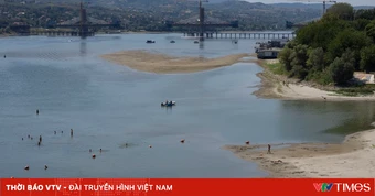 Nắng nóng và hạn hán làm lộ nhiều dấu tích dưới đáy sông ở châu Âu
