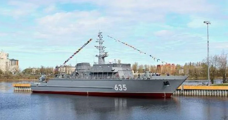 Nga hạ thủy tàu dài gần 62 mét, nặng 890 tấn, thân làm bằng sợi thủy tinh nguyên khối, tầm hoạt động hơn 2.400 km, chuyên thực hiện nhiệm vụ siêu đặc biệt