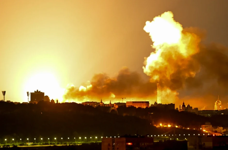 Nga ra đòn mạnh trả đũa Ukraine vụ tấn công đẫm máu ở Luhansk Nga ra đòn mạnh trả đũa Ukraine vụ tấn công đẫm máu ở Luhansk