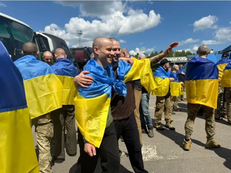 Nga, Ukraine trao đổi gần 400 tù binh chiến tranh Nga, Ukraine trao đổi gần 400 tù binh chiến tranh