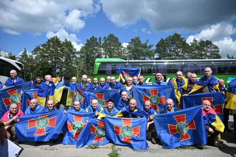 Nga, Ukraine trao đổi gần 400 tù binh chiến tranh Nga, Ukraine trao đổi gần 400 tù binh chiến tranh