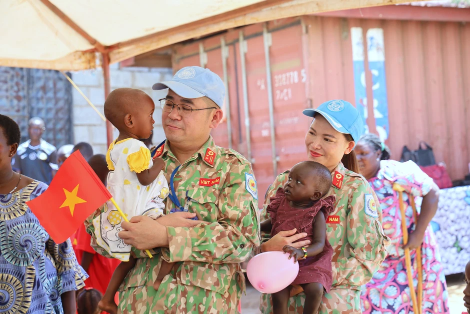 Nghĩa cử đặc biệt của người lính Việt Nam trước ngày rời Nam Sudan Nghĩa cử đặc biệt của người lính Việt Nam trước ngày rời Nam Sudan