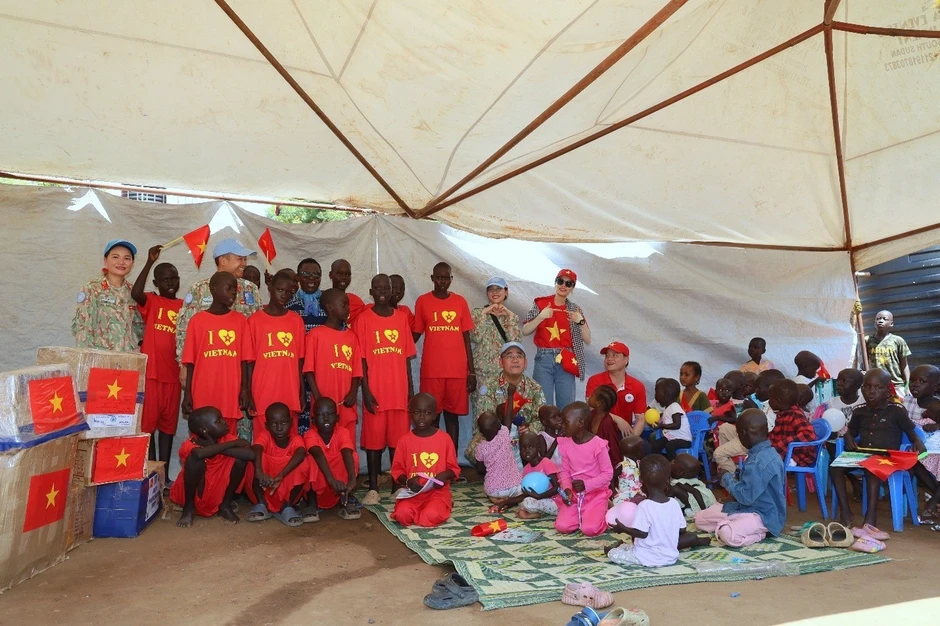 Nghĩa cử đặc biệt của người lính Việt Nam trước ngày rời Nam Sudan Nghĩa cử đặc biệt của người lính Việt Nam trước ngày rời Nam Sudan
