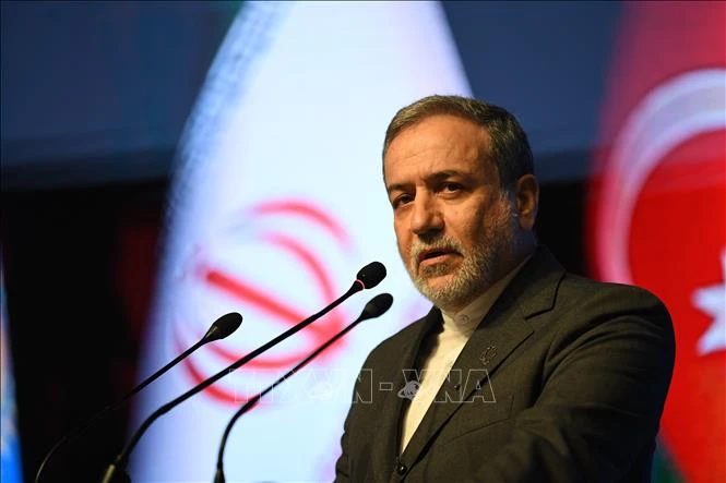 Ngoại trưởng Iran: Đàm phán với Oman về eo biển Hormuz sắp hoàn tất Ngoại trưởng Iran: Đàm phán với Oman về eo biển Hormuz sắp hoàn tất