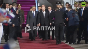 Ngoại trưởng Trung Quốc Vương Nghị đón Tổng thống Nga Vladimir Putin tại sân bay