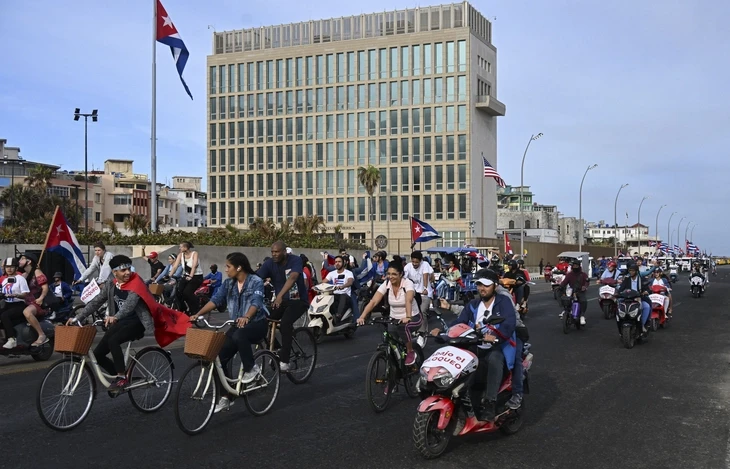 Người dân Cuba tuần hành phản đối lệnh cấm vận của Mỹ, vẫn để ngỏ đối thoại Người dân Cuba tuần hành phản đối lệnh cấm vận của Mỹ, vẫn để ngỏ đối thoại