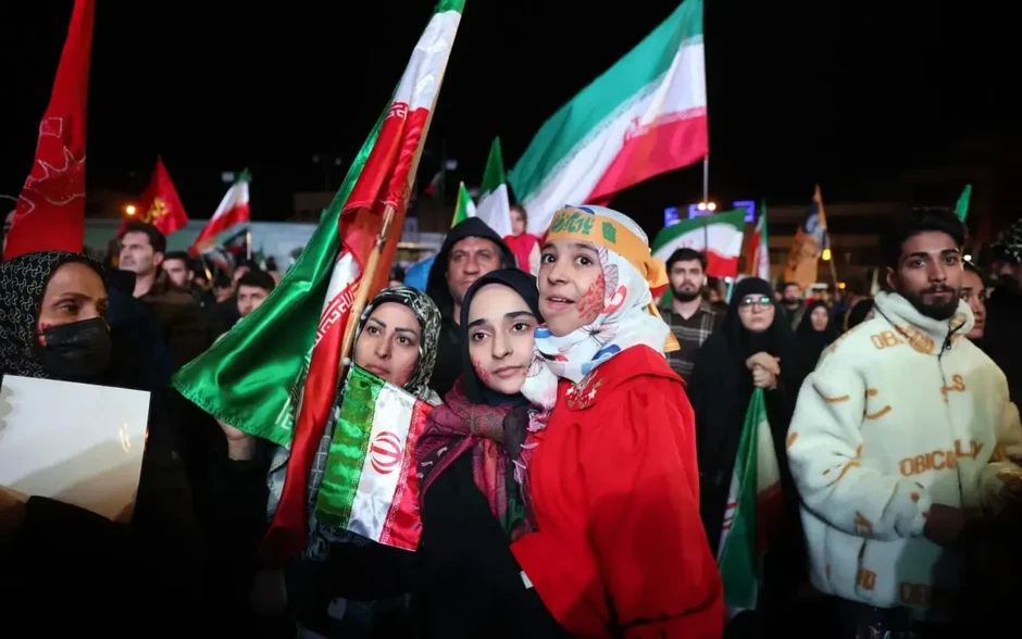 Người dân Iran đổ ra đường mừng thỏa thuận ngừng bắn tạm thời Người dân Iran đổ ra đường mừng thỏa thuận ngừng bắn tạm thời