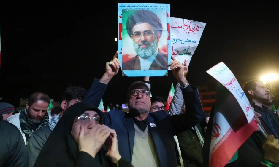 Người dân Iran đổ ra đường mừng thỏa thuận ngừng bắn tạm thời Người dân Iran đổ ra đường mừng thỏa thuận ngừng bắn tạm thời