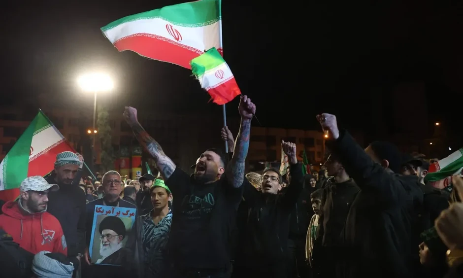Người dân Iran đổ ra đường mừng thỏa thuận ngừng bắn tạm thời Người dân Iran đổ ra đường mừng thỏa thuận ngừng bắn tạm thời