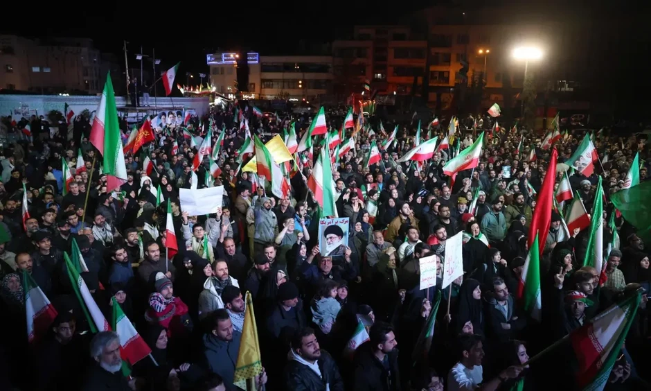 Người dân Iran đổ ra đường mừng thỏa thuận ngừng bắn tạm thời Người dân Iran đổ ra đường mừng thỏa thuận ngừng bắn tạm thời