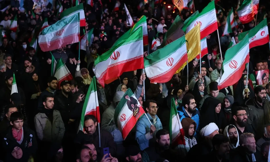 Người dân Iran đổ ra đường mừng thỏa thuận ngừng bắn tạm thời Người dân Iran đổ ra đường mừng thỏa thuận ngừng bắn tạm thời