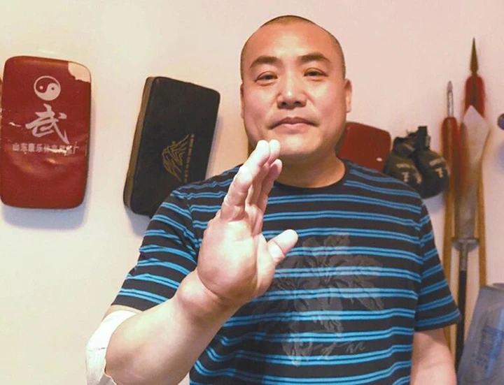 Người đàn ông sở hữu 'bàn tay sắt' dày 8 cm sau 20 năm khổ luyện Thiết Sa chưởng Người đàn ông sở hữu 'bàn tay sắt' dày 8 cm sau 20 năm khổ luyện Thiết Sa chưởng