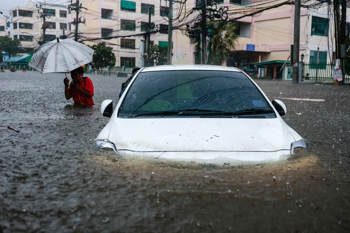 Người dân Thái Lan kể cảnh nước ngập nhà, nhiều ngày phải ngủ trên bàn Người dân Thái Lan kể cảnh nước ngập nhà, nhiều ngày phải ngủ trên bàn
