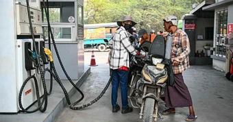 Người đi xe máy tại nước ASEAN này chỉ được mua 8 lít xăng mỗi tuần