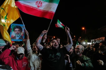 Người Iran đổ ra đường sau lệnh ngừng bắn