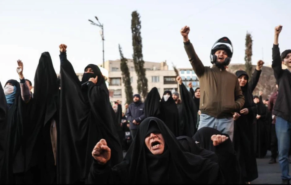 Người Iran tuần hành rầm rộ, tuyên bố 'không thỏa hiệp, không đầu hàng' Người Iran tuần hành rầm rộ, tuyên bố 'không thỏa hiệp, không đầu hàng'