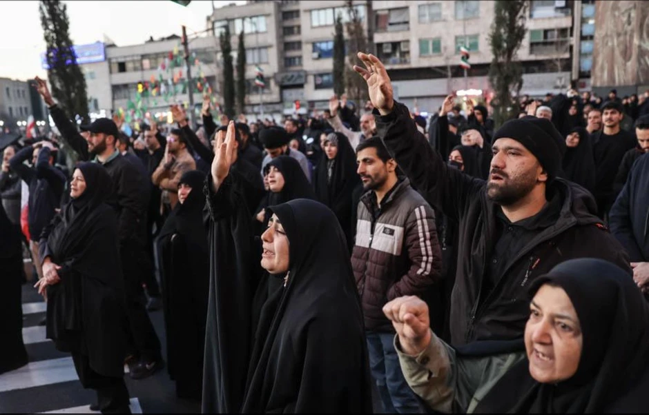 Người Iran tuần hành rầm rộ, tuyên bố 'không thỏa hiệp, không đầu hàng' Người Iran tuần hành rầm rộ, tuyên bố 'không thỏa hiệp, không đầu hàng'