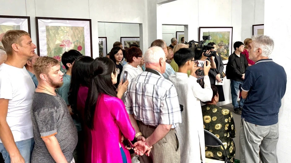 Người Nga ấn tượng với tranh trên giấy dó của họa sĩ Việt Nam Người Nga ấn tượng với tranh trên giấy dó của họa sĩ Việt Nam