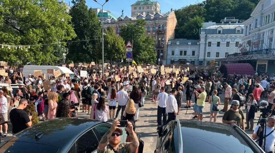 Người Ukraine biểu tình phản đối ông Zelensky miễn nhiệm Bộ trưởng Quốc phòng Người Ukraine biểu tình phản đối ông Zelensky miễn nhiệm Bộ trưởng Quốc phòng