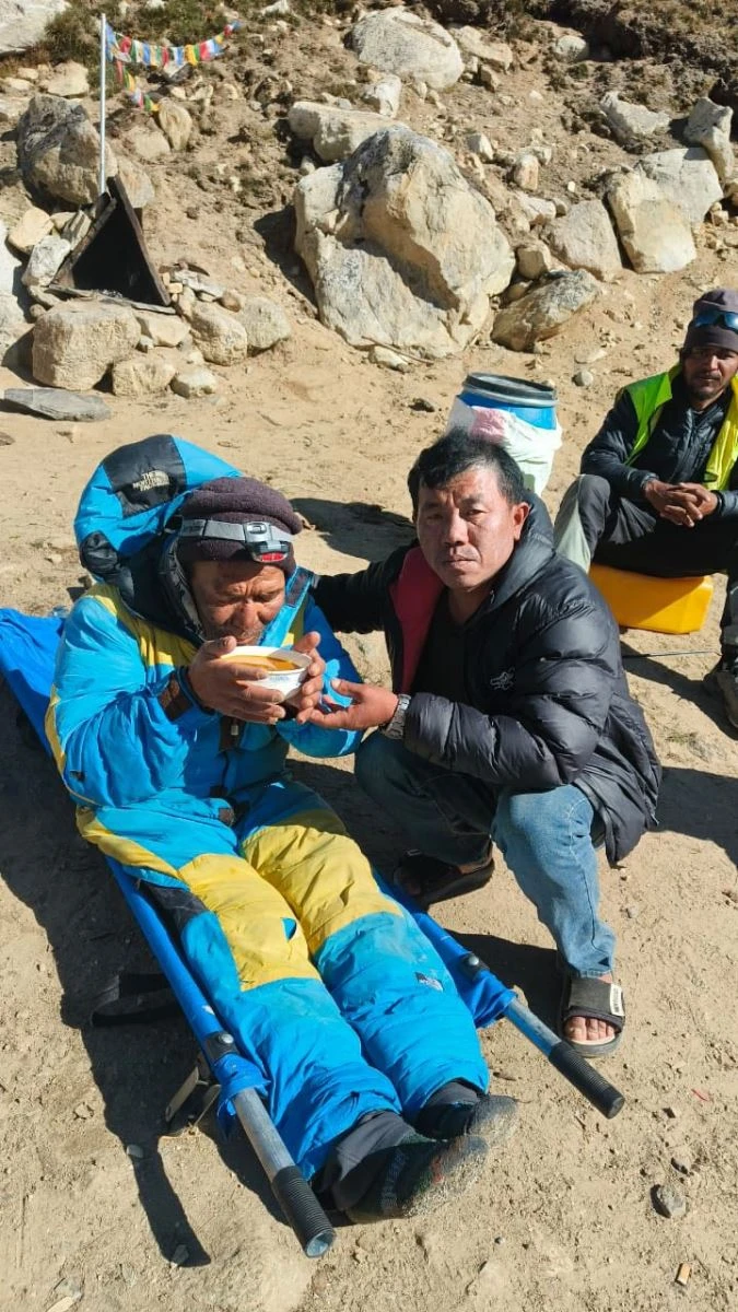 Nhà leo núi 50 tuổi trở về sau gần tuần mất tích trên đỉnh Everest Nhà leo núi 50 tuổi trở về sau gần tuần mất tích trên đỉnh Everest