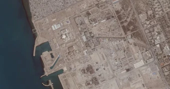 Nhà máy hạt nhân, cơ sở hóa dầu của Iran bị tấn công dồn dập