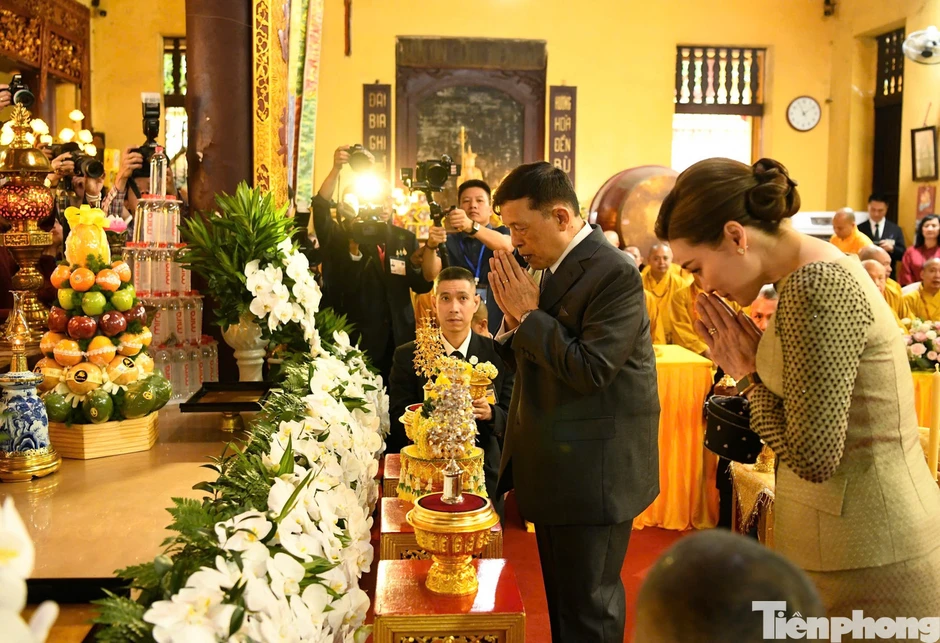 Nhà vua Thái Lan và Hoàng hậu thăm chùa Quán Sứ và dự lễ cầu an