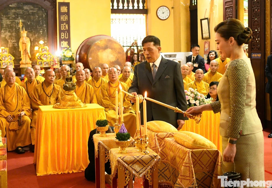 Nhà vua Thái Lan và Hoàng hậu thăm chùa Quán Sứ và dự lễ cầu an