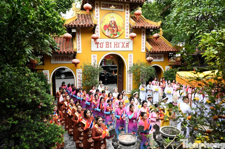 Nhà vua Thái Lan và Hoàng hậu thăm chùa Quán Sứ và dự lễ cầu an