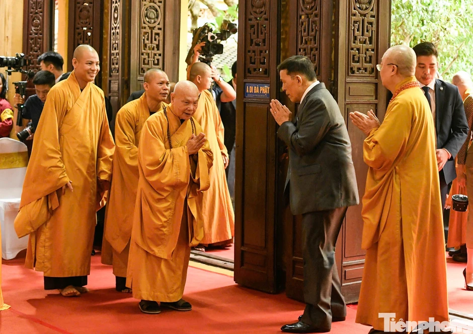 Nhà vua Thái Lan và Hoàng hậu thăm chùa Quán Sứ và dự lễ cầu an
