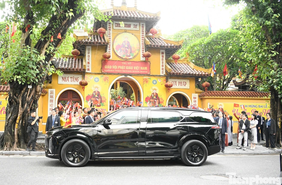 Nhà vua Thái Lan và Hoàng hậu thăm chùa Quán Sứ và dự lễ cầu an