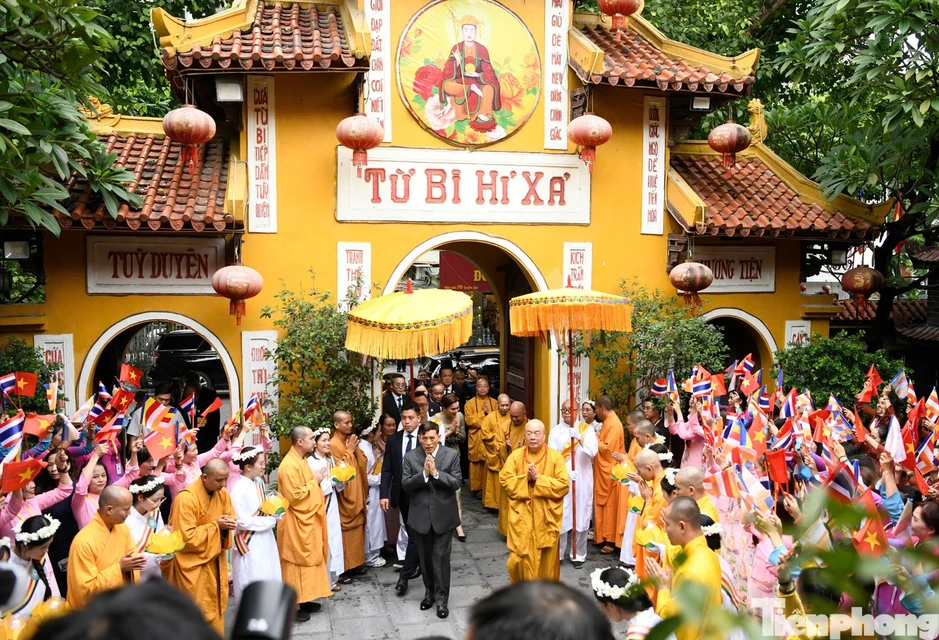 Nhà vua Thái Lan và Hoàng hậu thăm chùa Quán Sứ và dự lễ cầu an