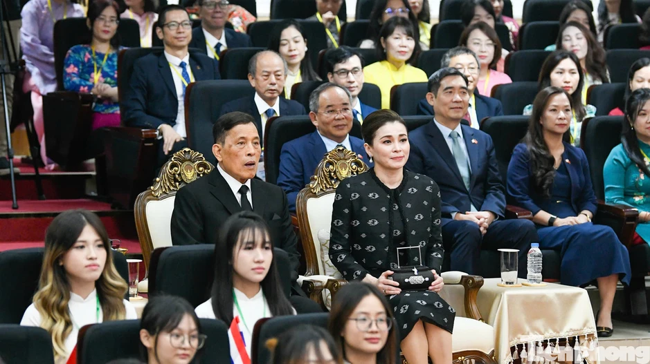 Nhà vua và Hoàng hậu Thái Lan thăm Trường Đại học Hà Nội Nhà vua và Hoàng hậu Thái Lan thăm Trường Đại học Hà Nội