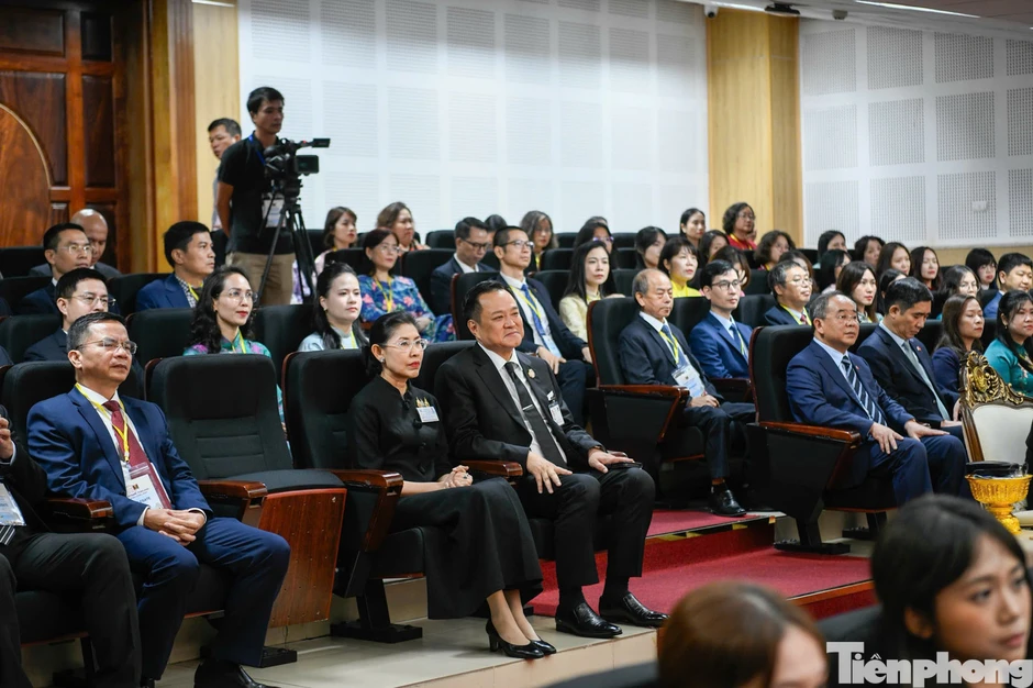 Nhà vua và Hoàng hậu Thái Lan thăm Trường Đại học Hà Nội Nhà vua và Hoàng hậu Thái Lan thăm Trường Đại học Hà Nội