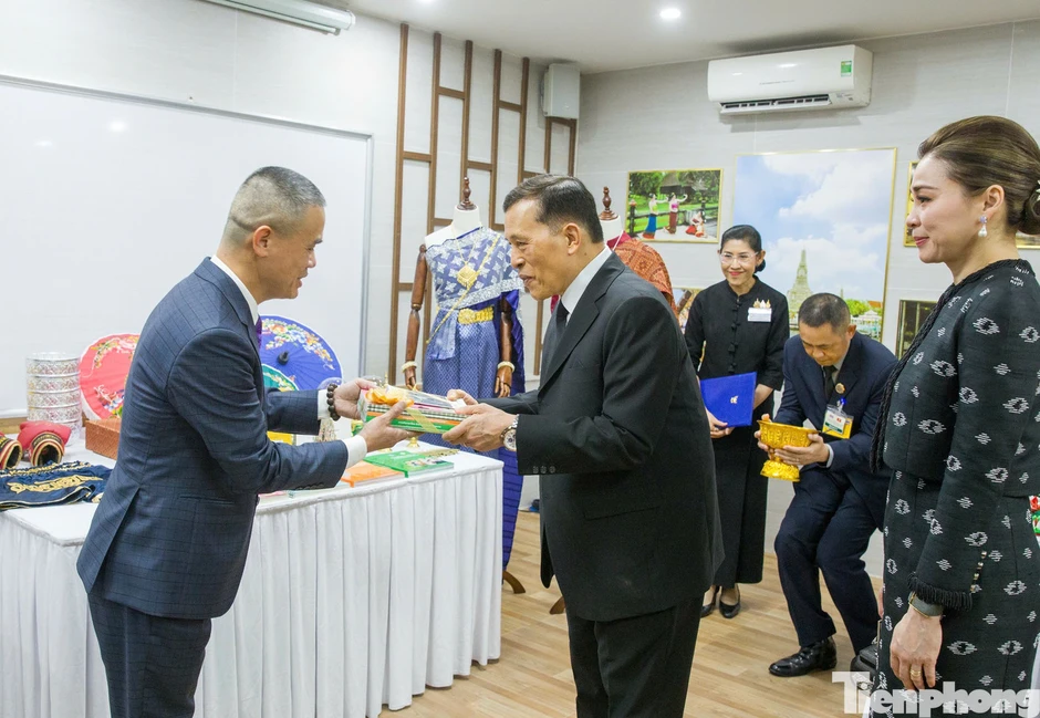 Nhà vua và Hoàng hậu Thái Lan thăm Trường Đại học Hà Nội Nhà vua và Hoàng hậu Thái Lan thăm Trường Đại học Hà Nội