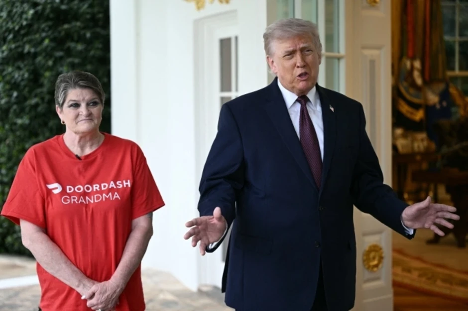 Nhân viên giao đồ ăn cho ông Trump bác tin đồn 'được thuê để diễn' Nhân viên giao đồ ăn cho ông Trump bác tin đồn 'được thuê để diễn'