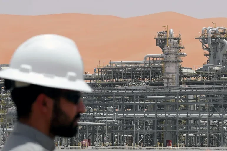Nhiều cơ sở năng lượng Arab Saudi bị tấn công, giá dầu biến động